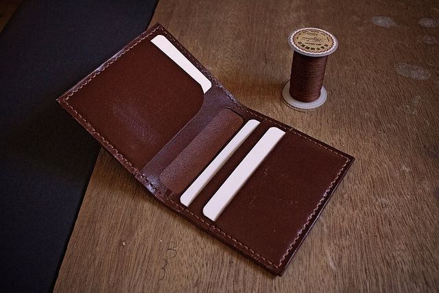 Tarjetero de cuero de vaquetilla marrón cognac