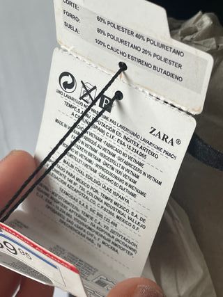 Zapatos de tacón marca Zara.