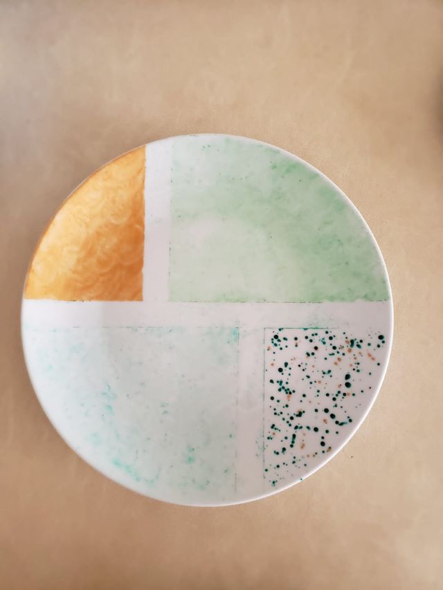 Plato pintado a mano