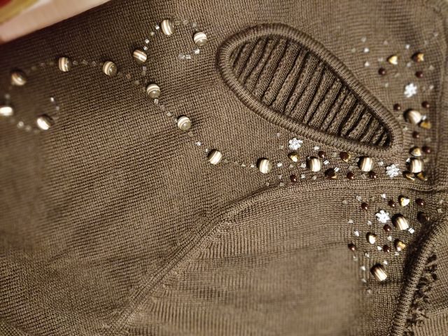 Jersey marrón con pedrería