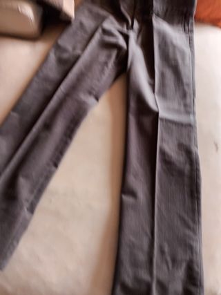 Pantalón verde caqui.
