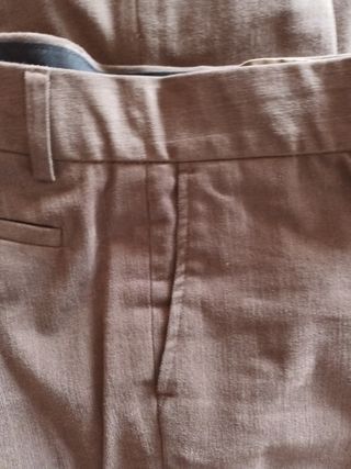 Pantalón verde caqui.