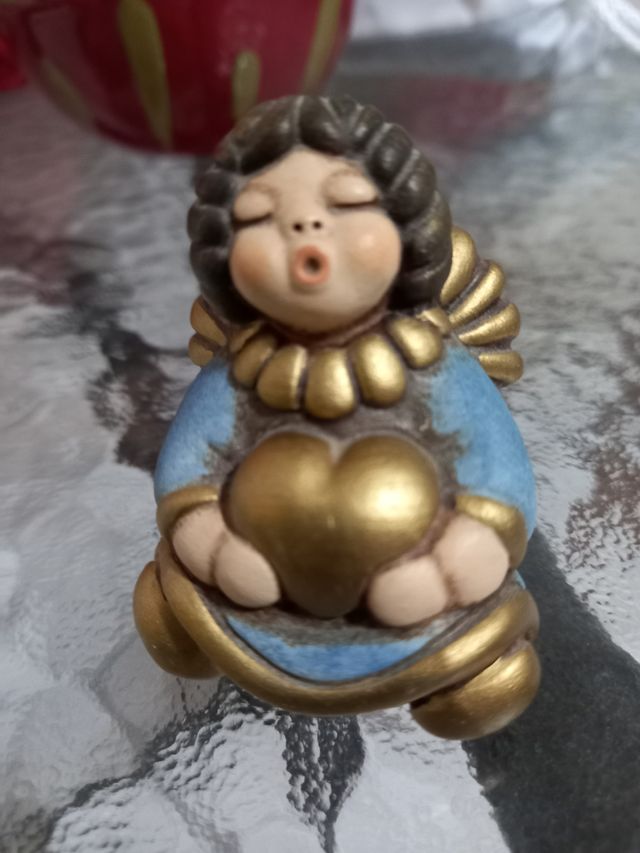 THUN Angelo seduto con cuore oro.