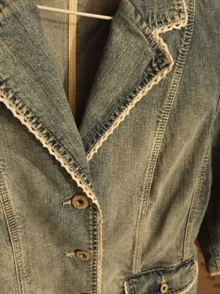 Chaqueta vaquera con puntilla