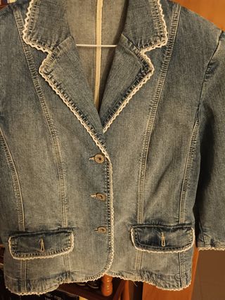 Chaqueta vaquera con puntilla