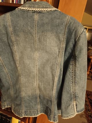 Chaqueta vaquera con puntilla