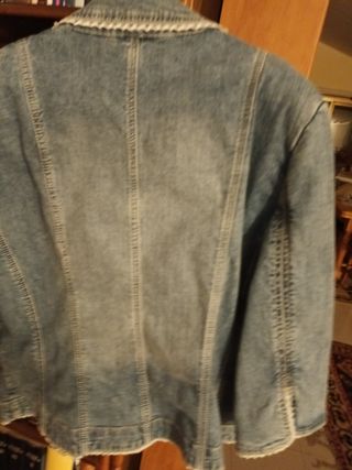 Chaqueta vaquera con puntilla