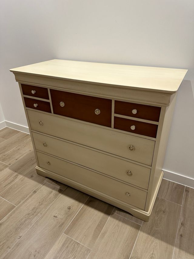 Comoda dormitorio mas dos mesitas de noche