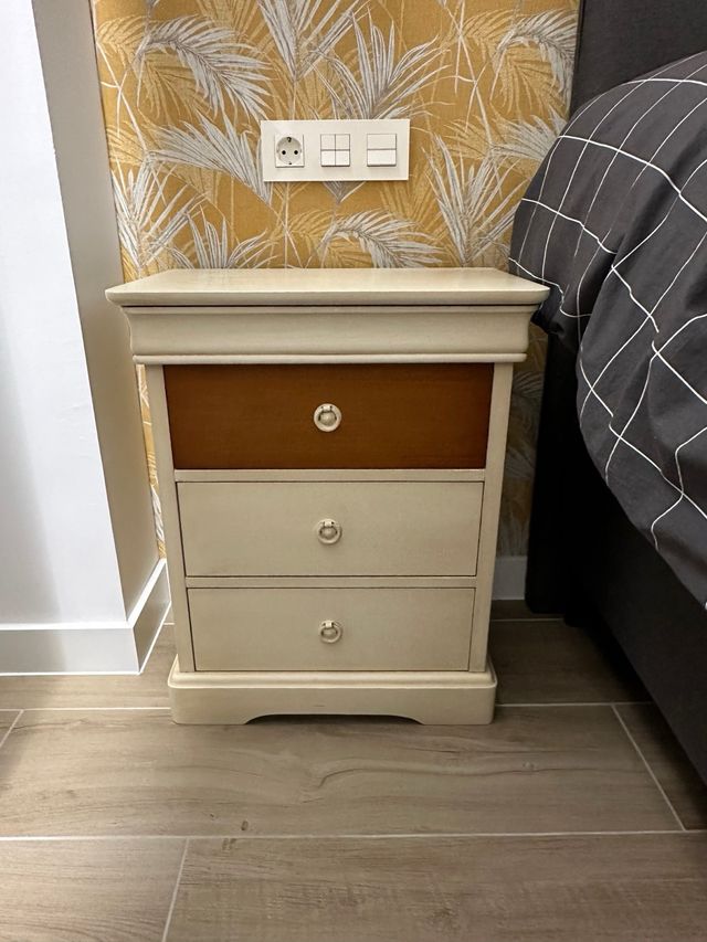 Comoda dormitorio mas dos mesitas de noche
