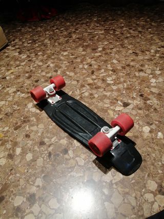 Pennyboard skate negro y rojo