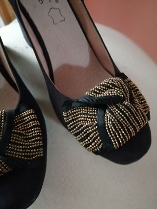 Zapatos de ante y piel. Tacón 7.5 cm. Talla 36 