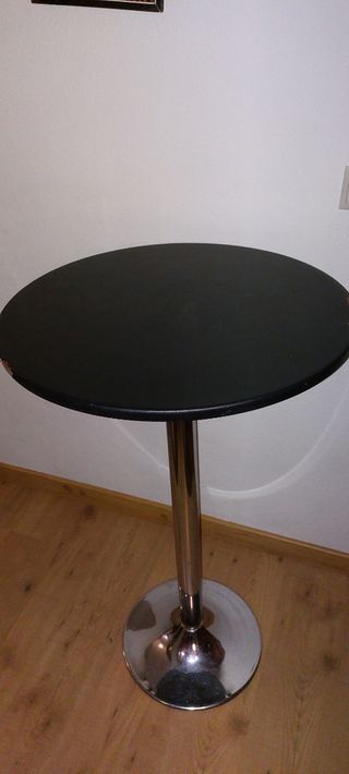 Mesa tipo bar y taburetes