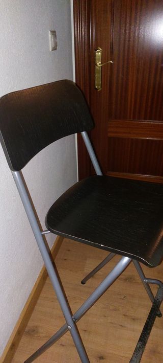 Mesa tipo bar y taburetes