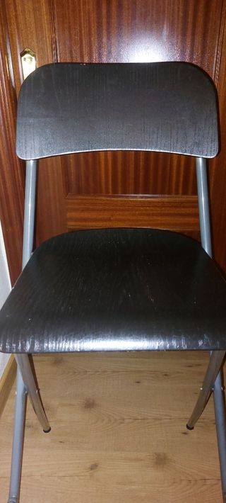 Mesa tipo bar y taburetes