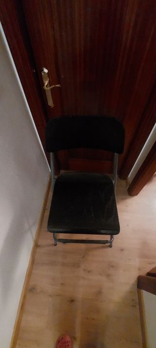 Mesa tipo bar y taburetes