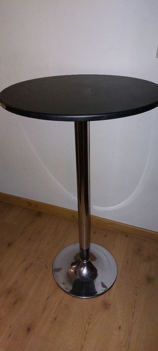 Mesa tipo bar y taburetes