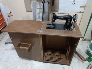 Maquina de coser con mueble Sigma