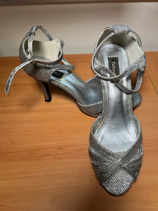 sandalias plateadas con tacon