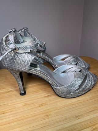 sandalias plateadas con tacon