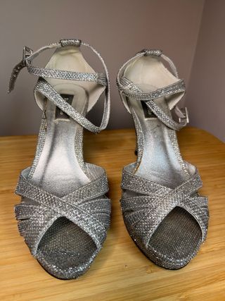 sandalias plateadas con tacon