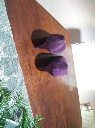 Zapatos de salón con tacón de aguja de ante.