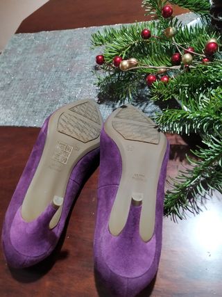 Zapatos de salón con tacón de aguja de ante.