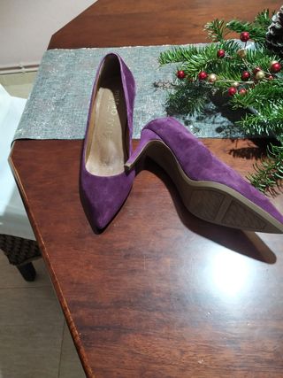 Zapatos de salón con tacón de aguja de ante.