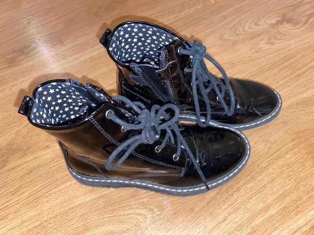 Botas charol negras con cordones. Talla 31