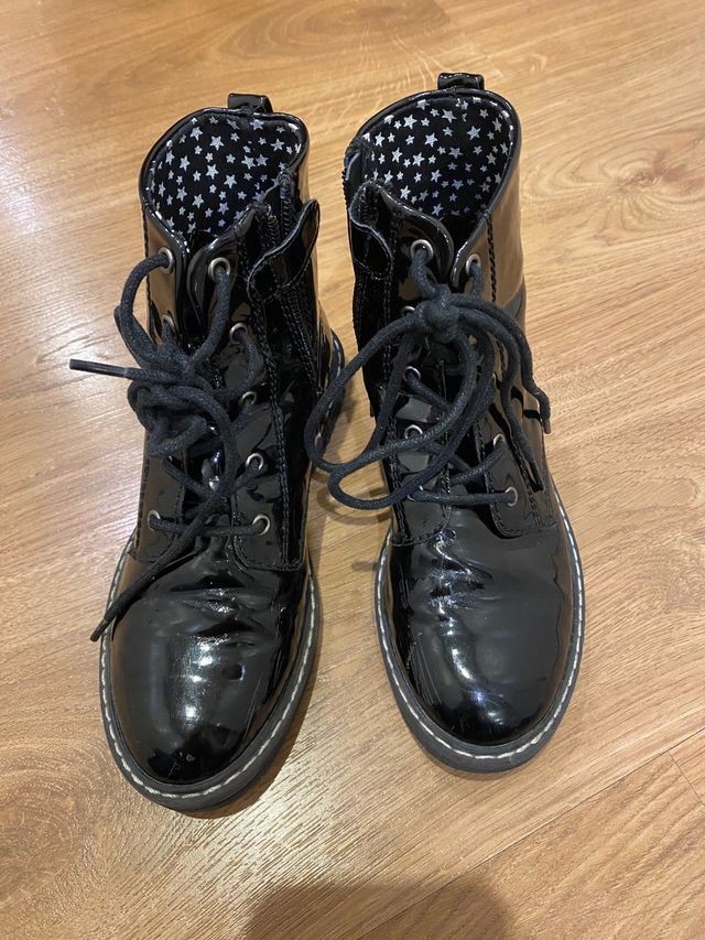 Botas charol negras con cordones. Talla 31