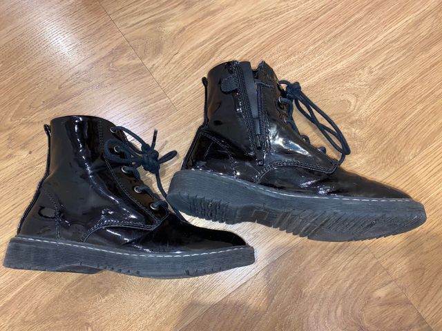Botas charol negras con cordones. Talla 31
