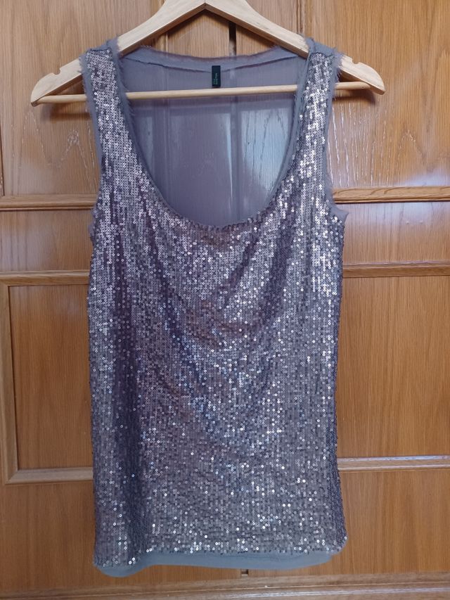 Elegante Top de tirantes de lentejuelas.