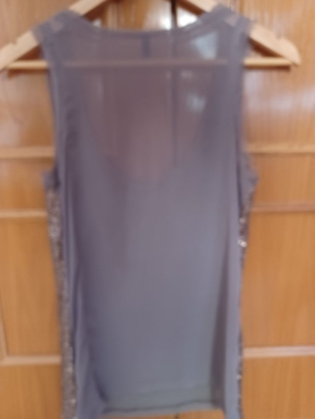 Elegante Top de tirantes de lentejuelas.