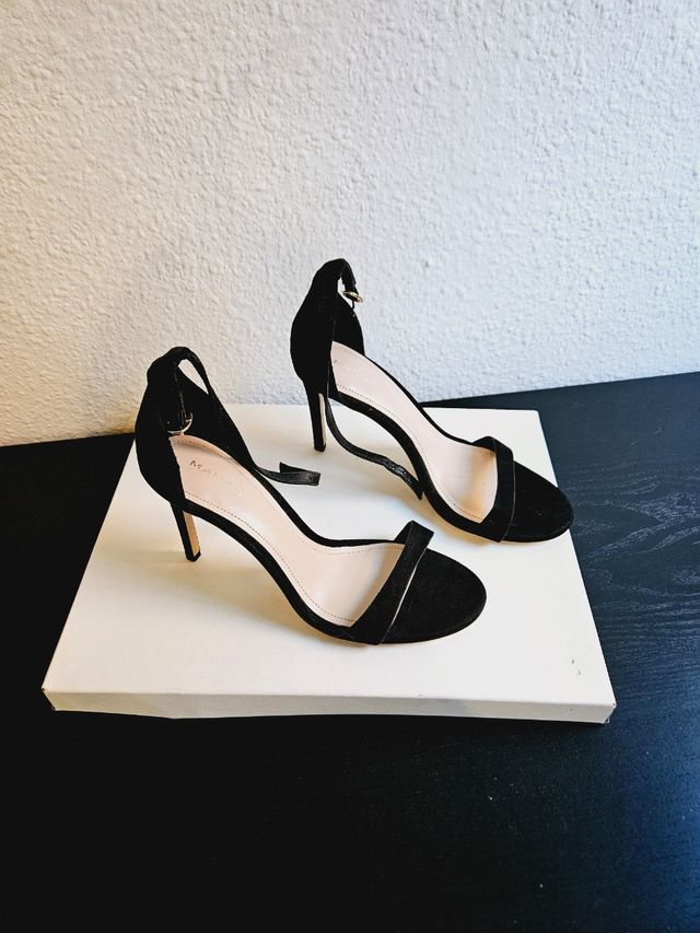 Sandalias negras de tacón