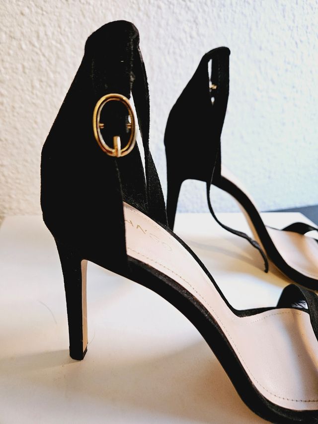 Sandalias negras de tacón