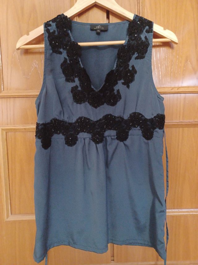 Elegante, top de raso , color gris  pedreria negra