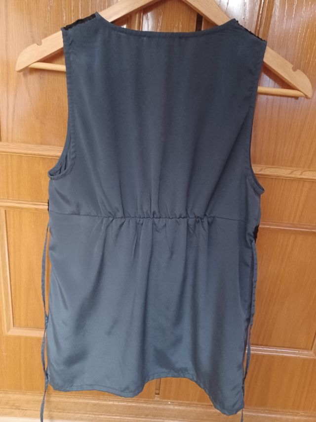 Elegante, top de raso , color gris  pedreria negra