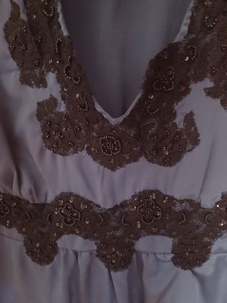 Elegante, top de raso , color gris  pedreria negra