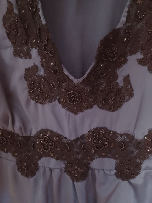 Elegante, top de raso , color gris  pedreria negra