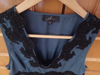 Elegante, top de raso , color gris  pedreria negra