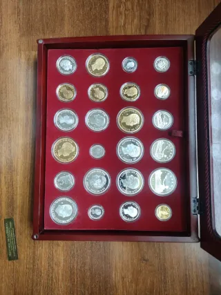 Historia de la peseta. 24 monedas de plata.