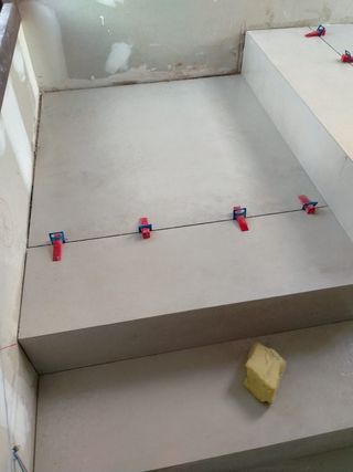 Oficial de albañil con autónomos