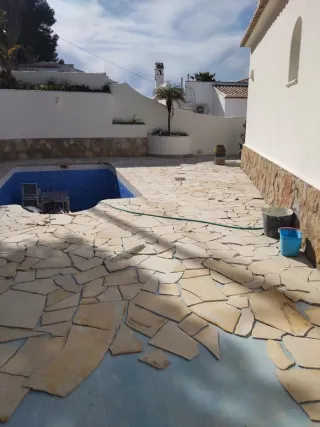 Oficial de albañil con autónomos