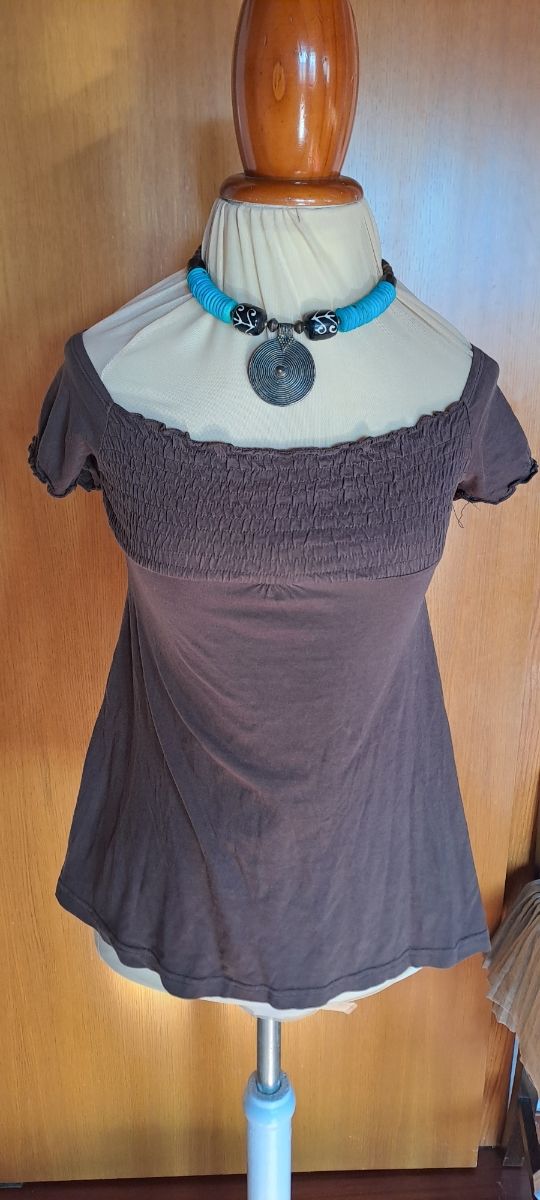 Top marrone con scollo stropicciato