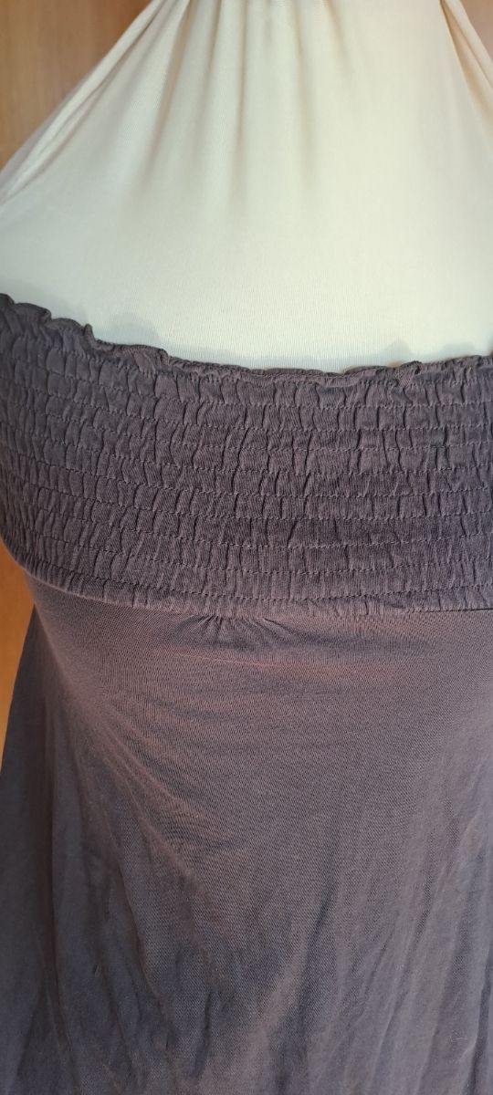 Top marrone con scollo stropicciato