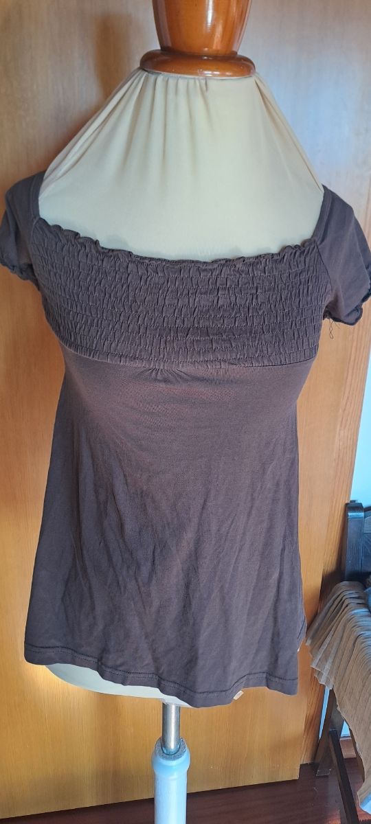 Top marrone con scollo stropicciato