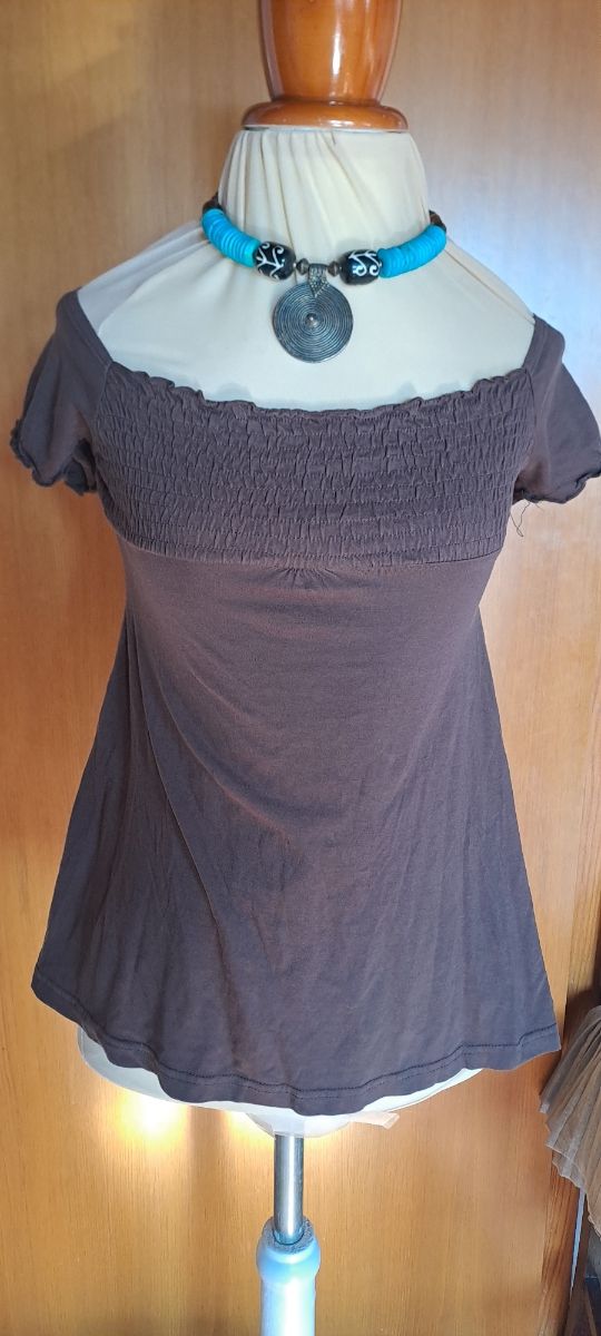 Top marrone con scollo stropicciato