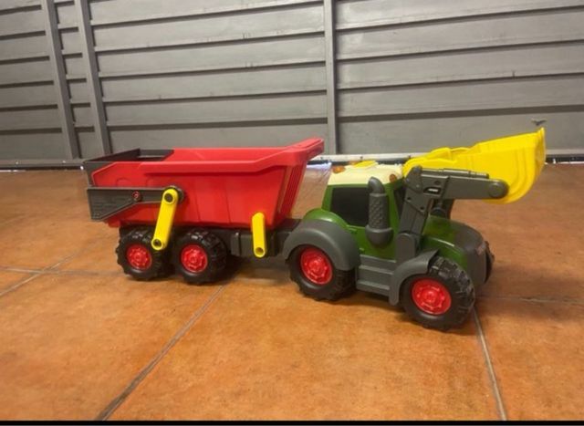 Camión con volquete