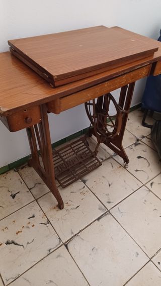 Máquina de coser SINGER antigua incluye mesa