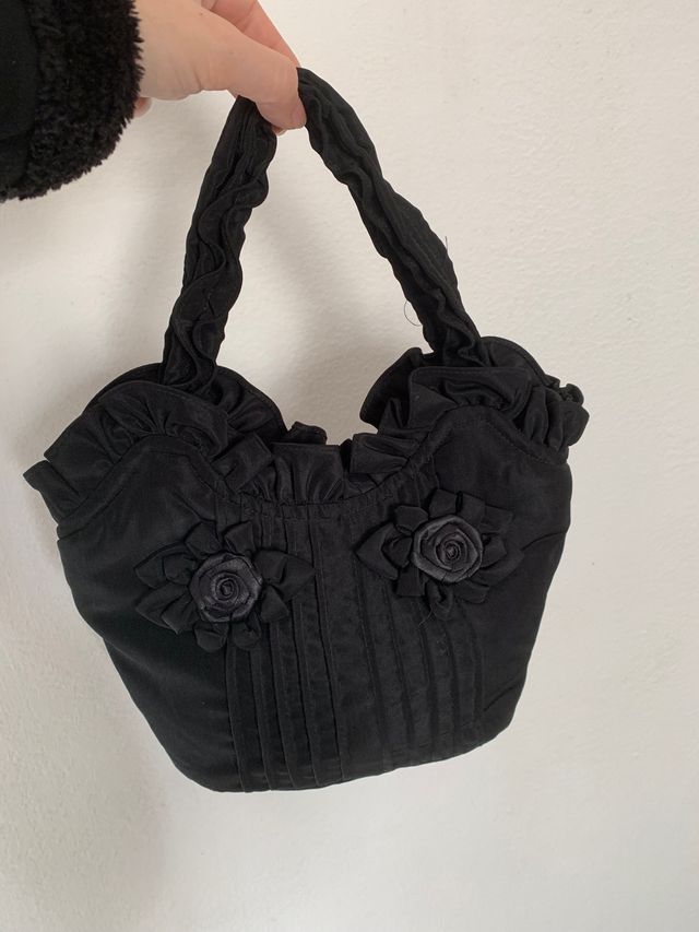 borsa nera frou frou con fiori davanti