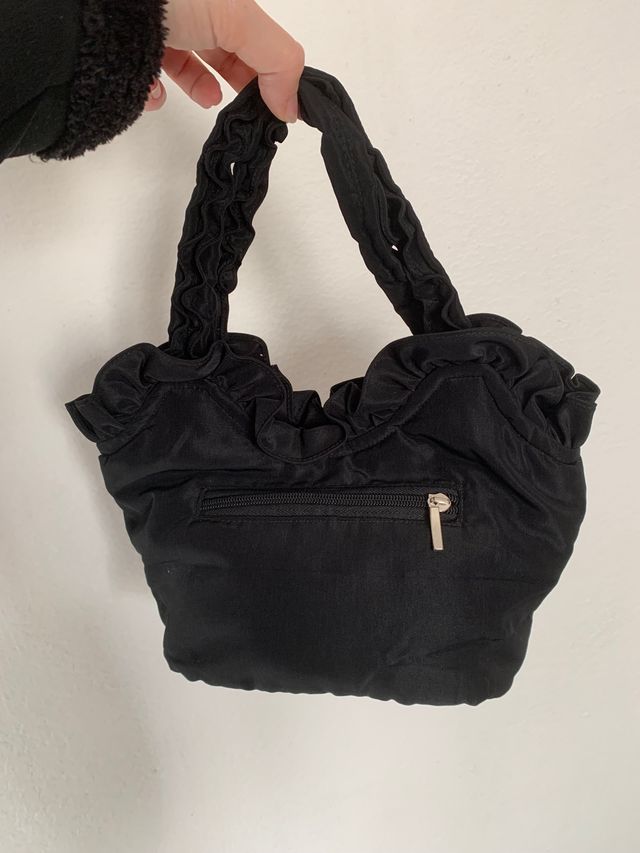 borsa nera frou frou con fiori davanti